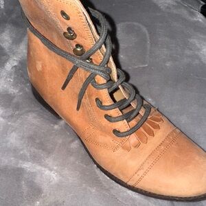 Kimchi Blue | 🐎 | Lace-Up Ankle Boots 👢 | women 8